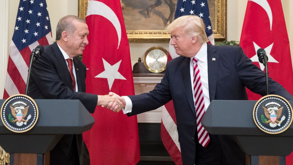Recep Tayyip Erdogan y Donald Trump dándose la mano.