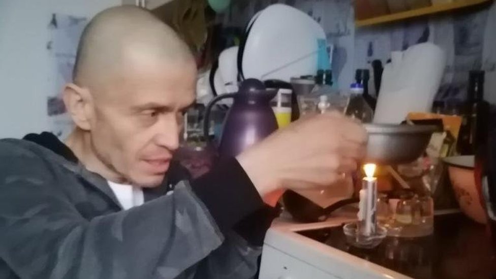 Hernán Olaya calentando un plato con una vela.