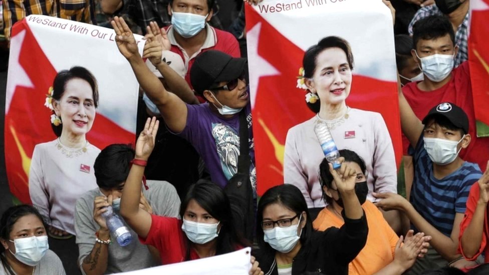 متظاهرون مؤيدون للديمقراطية في يانغون في ميانمار