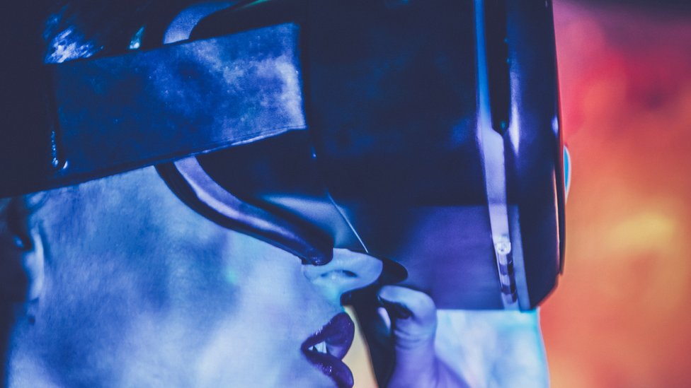 La realidad virtual no ha tenido el chance de madurar, dice su padre. Mujer con gafas de realidad virtual