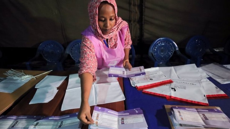 مسؤولة انتخابية تقوم بفرز الأصوات