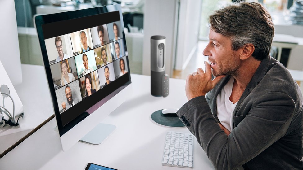 Мужчина разговаривает с 12 коллегами о приложении для видеоконференций Zoom