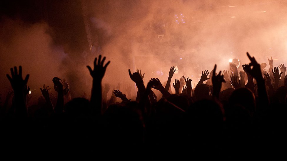 Руки в воздухе на концерте в Rock City