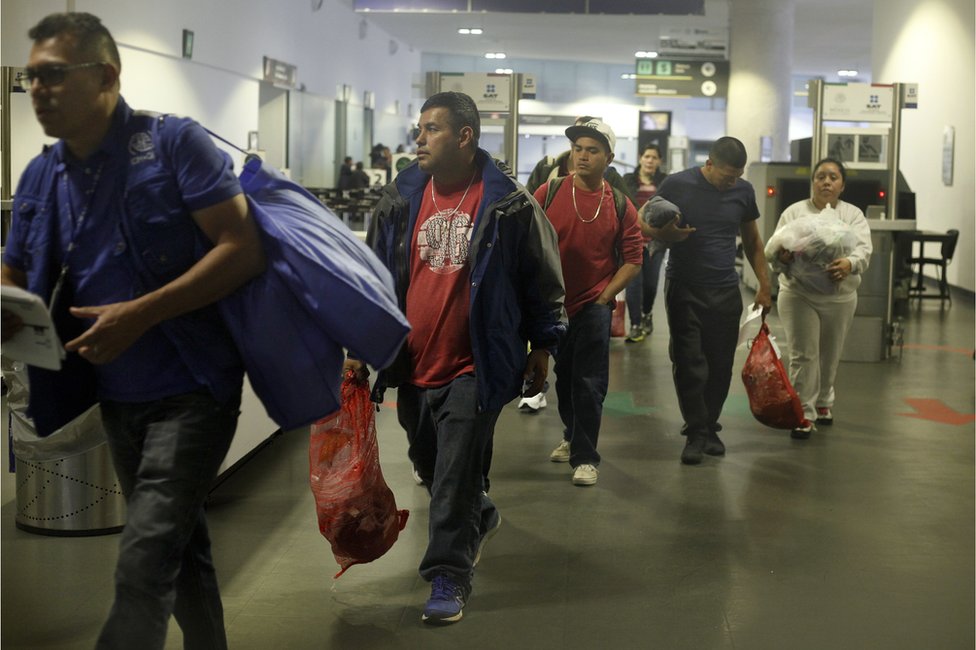 Граждане Мексики прибывают в аэропорт Мехико после депортации из США, 23 февраля
