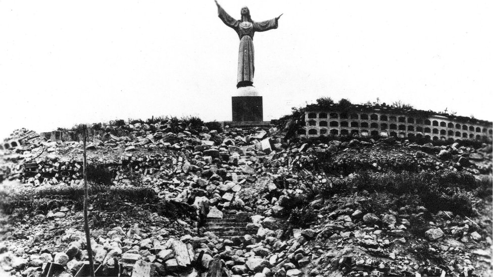 Статуя Христа на Кладбищенском холме с видом на Юнгай, которая вместе с четырьмя пальмами - это все, что осталось от города.
