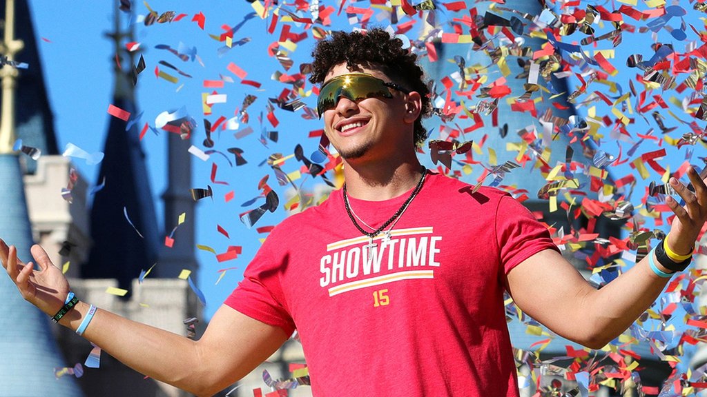 Patrick Mahomes signs 10-year extension with Kansas City Chiefs