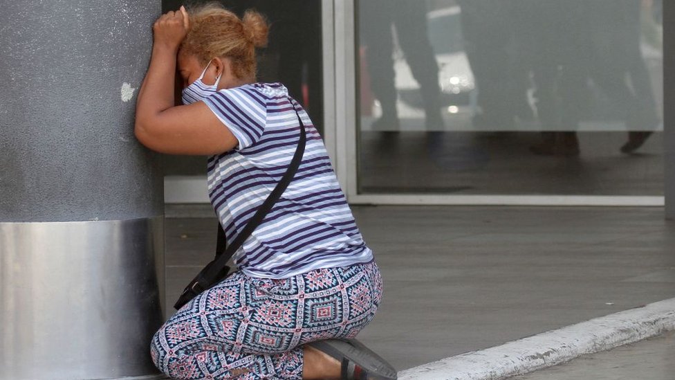 Mujer llora por sus seres queridos