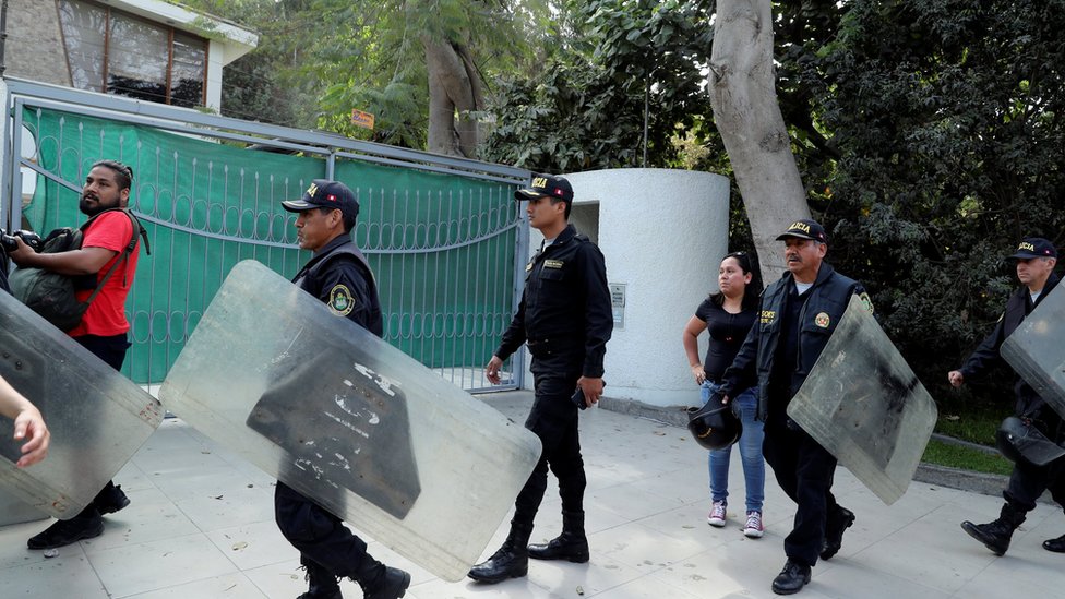 Policías rodeando la casa de Alberto Fujimori.