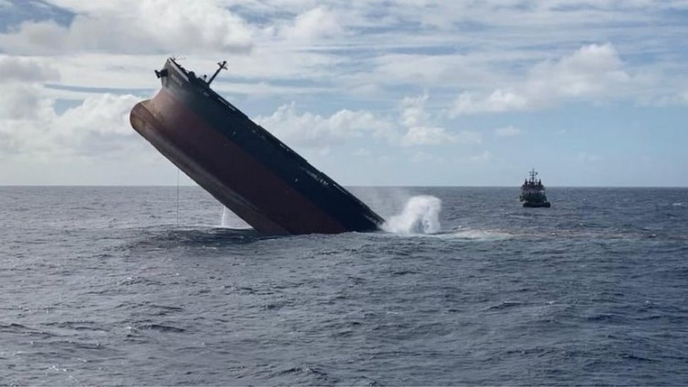 Часть принадлежащего японцам балкера MV Wakashio, севшая на мель у Маврикия, изображена во время планового затопления форштевня судна 24 августа 2020 г.