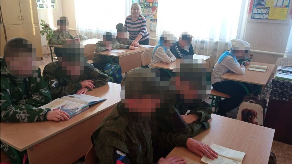 Ukrajinska deca nose rusku vojnu uniformu