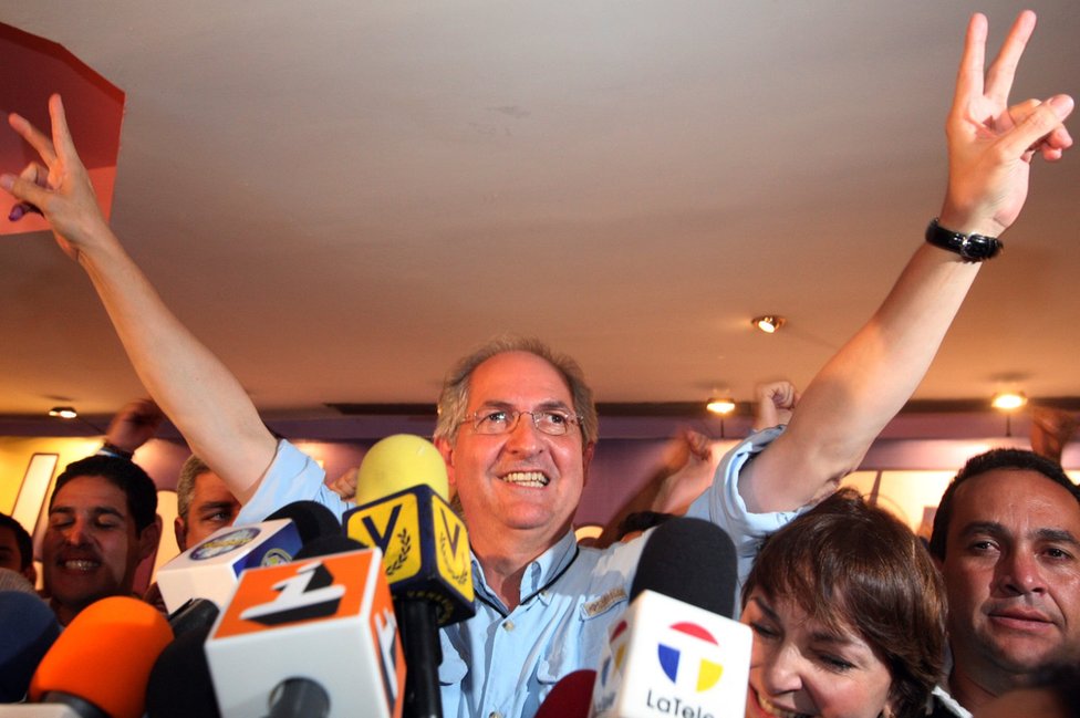Ledezma celebra su victoria electoral en 2008. Ledezma celebra su victoria electoral en 2008 frente a periodistas.