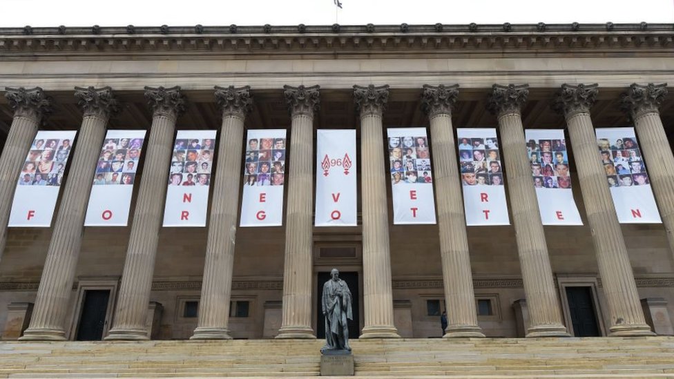 Баннеры с изображениями 96 жертв были вывешены в Георгиевском зале