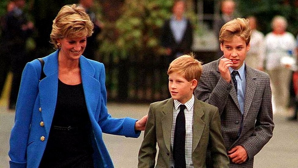 Diana lleva a Harry y William al colegio en 1995.