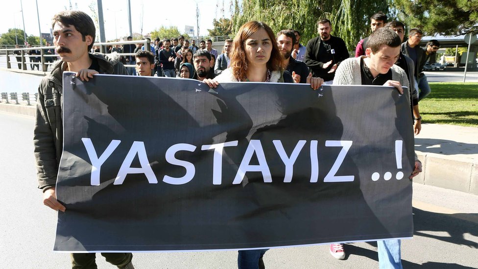 Группа студентов из Университета Анкары, держащая плакат с надписью «Мы скорбим», марширует 14 октября 2015 года в Анкаре в знак протеста против смертоносных атак в Анкаре