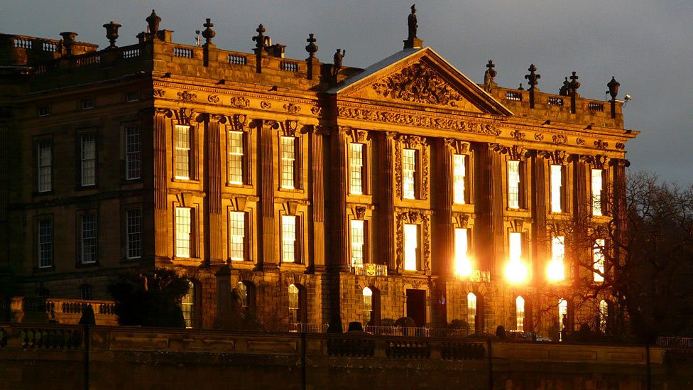 La renta es una cosa... ¡qué tal su hogar! Pemberley, la casa de campo que le pertenece, es ficticia, pero se cree que Austen se inspiró en Chatsworth House, retratada aquí por Kev747. Chatsworth House, retratada aquí por Kev747.