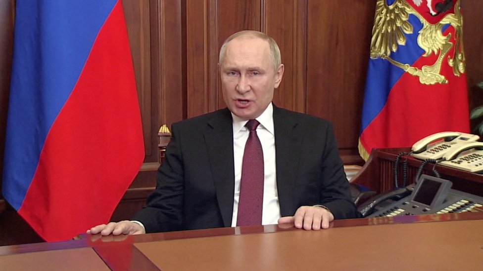 El presidente ruso, Vladimir Putin, habla sobre la autorización de una operación militar especial en la región de Donbás de Ucrania durante un discurso especial en la televisión estatal rusa.