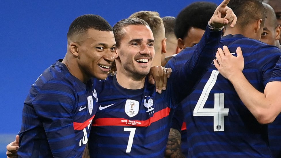 Los jugadores Kylian Mbappé y Antoine Griezmann celebrando un gol con la selección francesa.