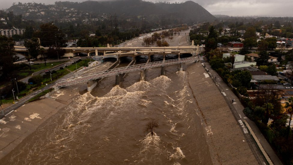 En una vista aérea, el río Los Ángeles fluye a gran velocidad cuando una gran tormenta golpea la costa oeste el 5 de enero de 2023 en Los Ángeles, California.