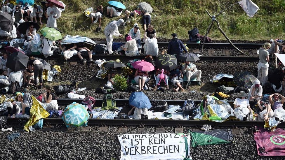 Климатические активисты перекрыли железнодорожные пути, ведущие к шахте Хамбах