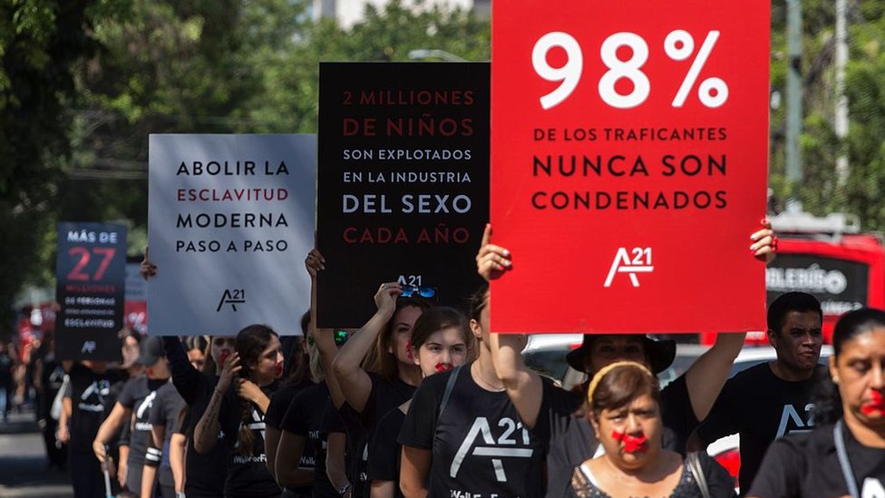 En la tercera edición de la "Caminata por la libertad" contra la esclavitud moderna, decenas de personas salieron a las calles de Guadalajara, México, para protestar. Manifestantes