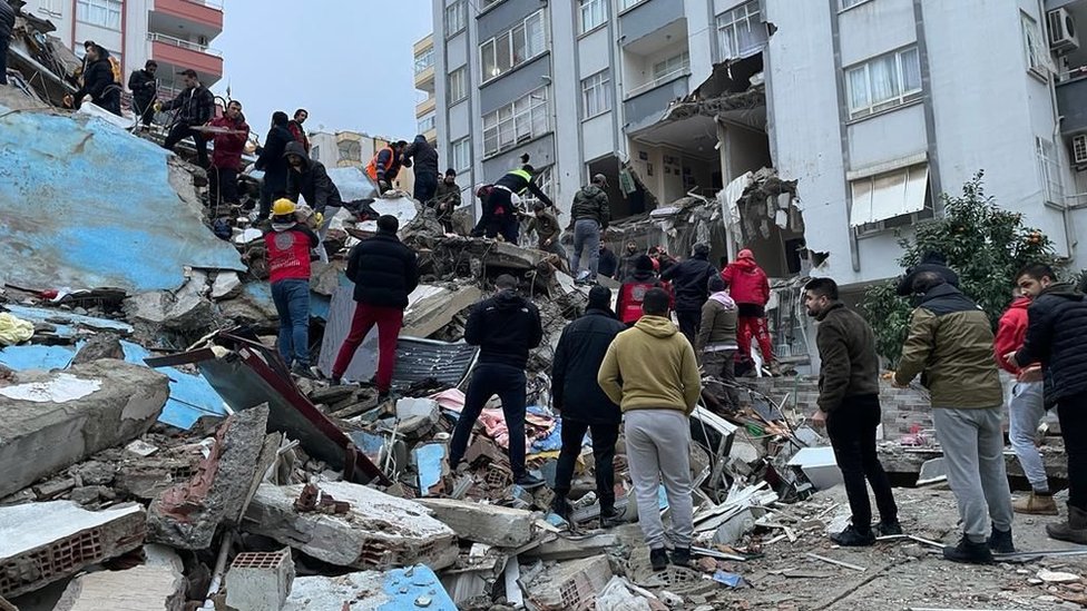 حطام إحدى البنايات أثناء عمليات البحث والإنقاذ جراء الزلزال في مدينة مدينة كهرمان مرعش في تركيا 6 فبراير/شباط 2023