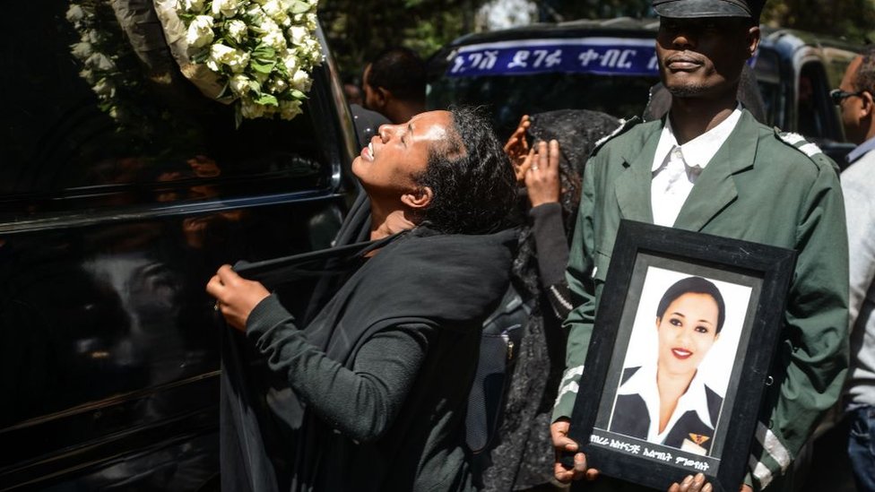 Familiares se lamentan durante la misa fúnebre de las víctimas del siniestro de Ethiopian Airlines