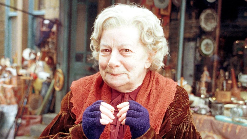 Coronation Street star Jean Alexander dies aged 90 - BBC News