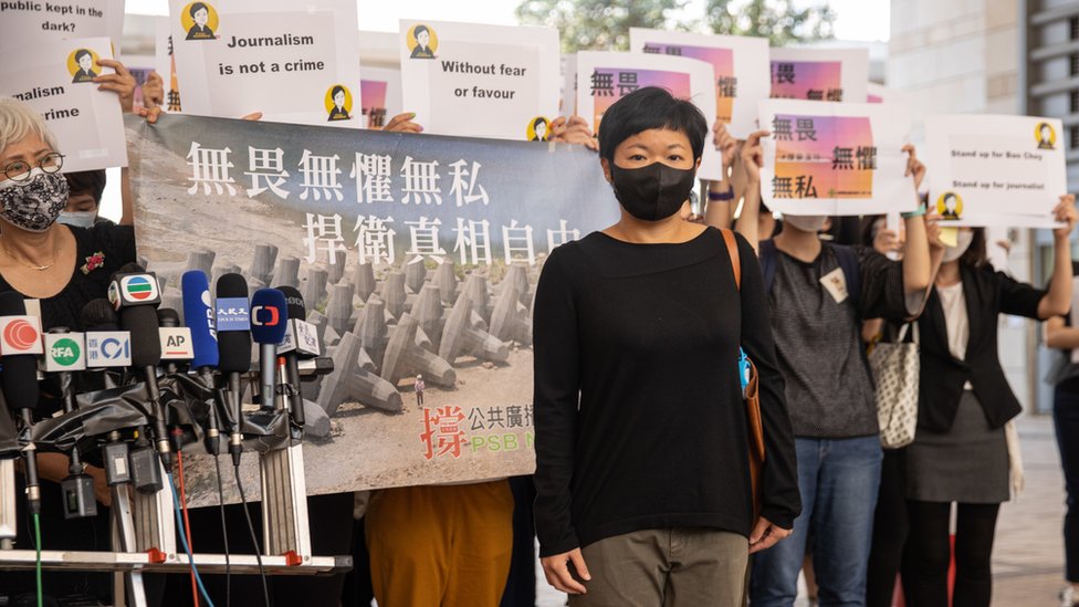 蔡玉玲（中）在西九龍裁判法院外會見記者同業（22/4/2021）