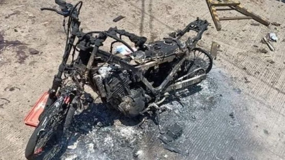 Para pejabat militer mengatakan bom direkatkan di sepeda motor.