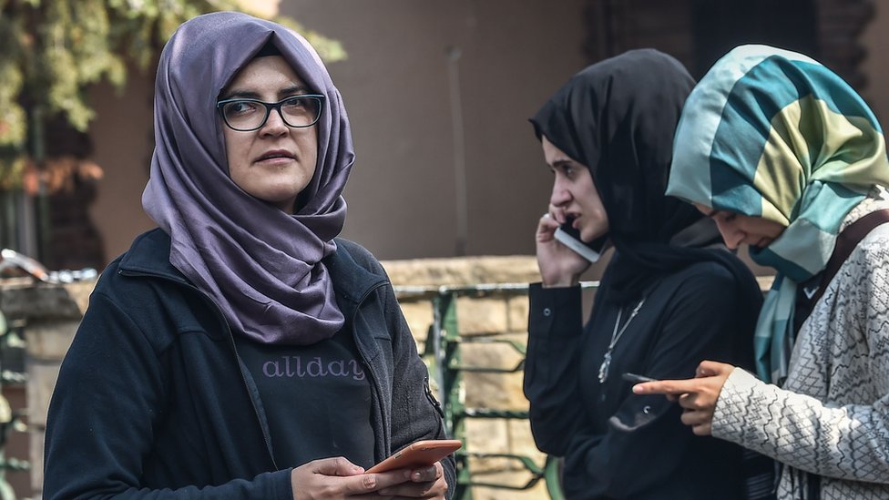 Hatice Cengiz, la novia de Jamal Khashoggi, se quedó con su iPhone a las afueras del consulado.