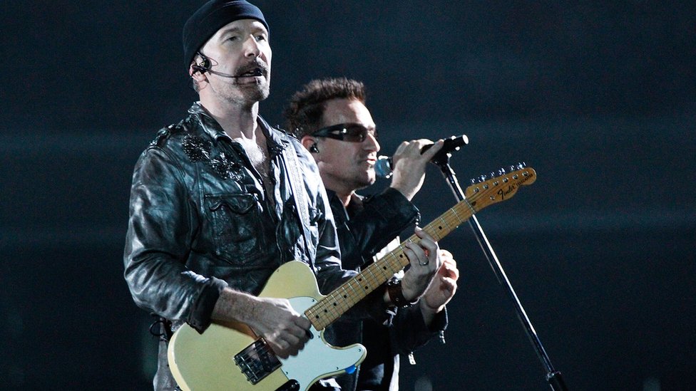 Эдж и Боно из U2 выступают на сцене