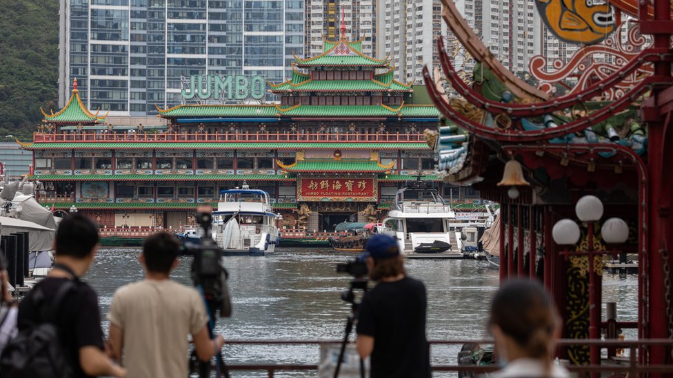 攝像記者在香港仔海旁拍攝凖備出港的珍寶海鮮舫（14/6/2022）