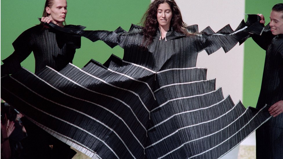 Issey Miyake's fashion in pictures - BBC News