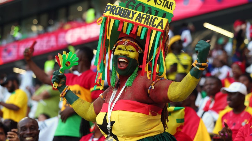 Una fan de Ghana celebrando.