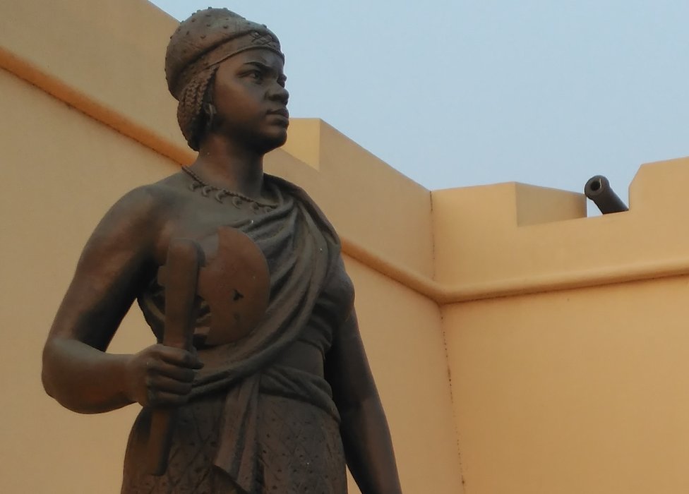 La reina Njinga es reconocida en la Angola actual a través de estudios y estatuas presentes en puntos emblemáticos como la Fortaleza de São Miguel, en Luanda. Estatua de la reina Njinga en La Fortaleza de Luanda