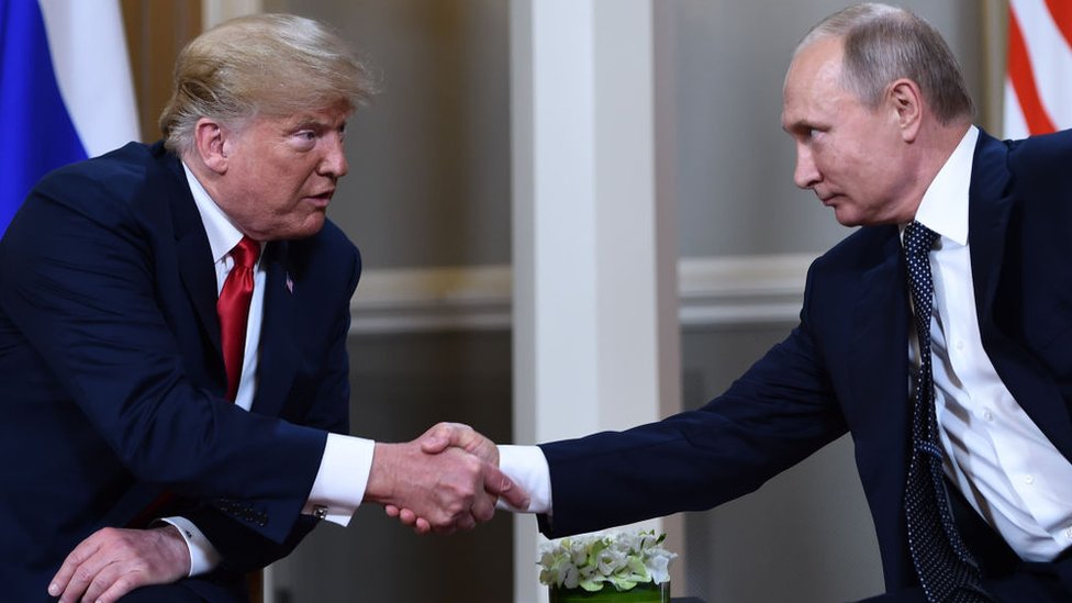 Trump y Putin se dan la mano.