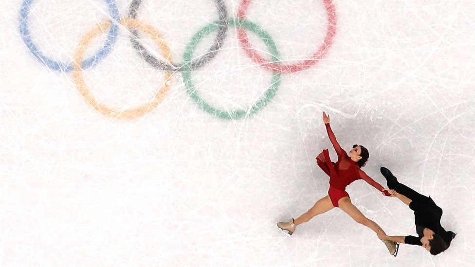 Dos deportistas realizan una coreografía de patinaje artístico.