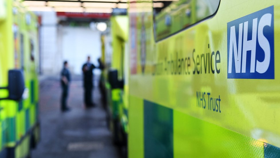 El sistema de salud pública británico NHS fue una de las entidades más golpeadas por el 'ransomware' llamado "WannaCry". Ambulancia del NHS