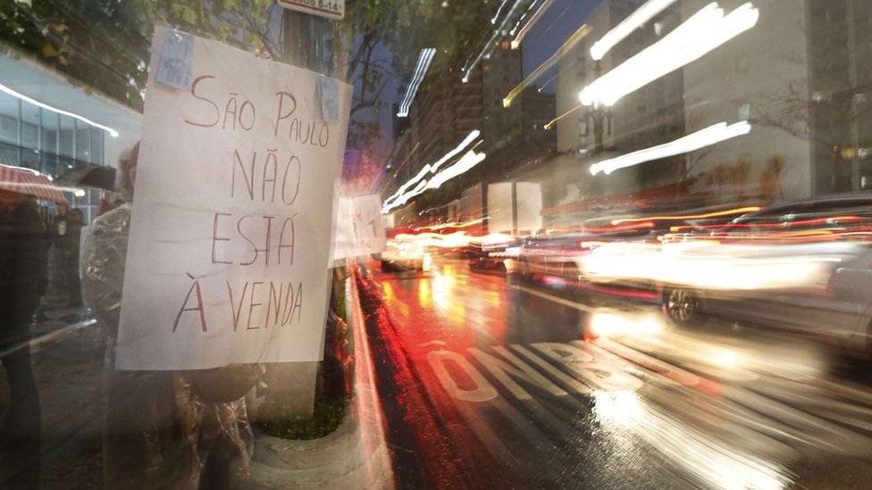 Manifestante em ato contra a revisão do Plano Diretor em São Paulo