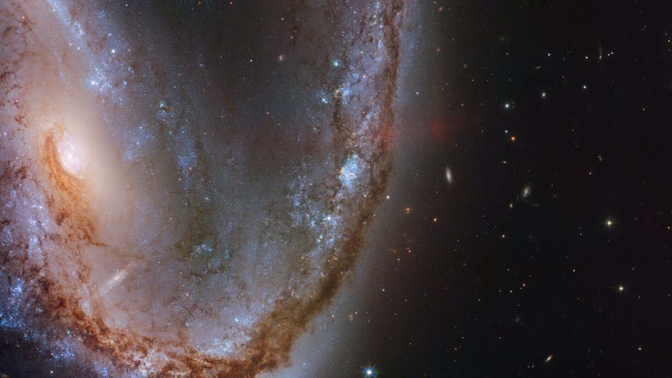 哈勃望遠鏡拍攝的NGC2442星系