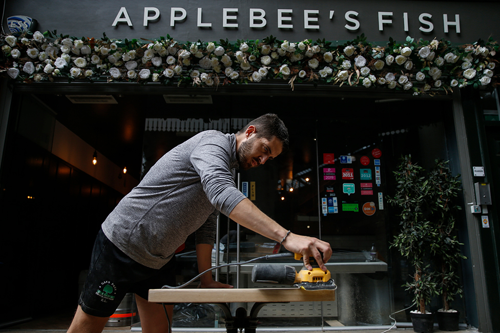 Приготовления в Applebee's Fish к ужину на свежем воздухе