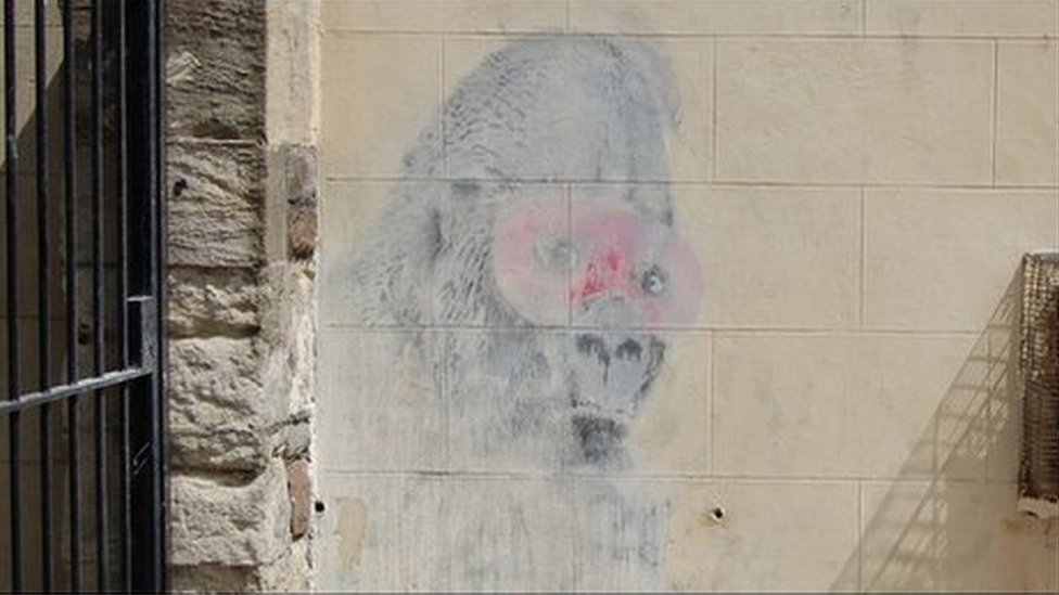 Картина Бэнкси на стене в Иствилле