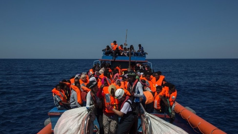 Мигрантов спасают члены спасательного корабля «Водолей» в Средиземном море