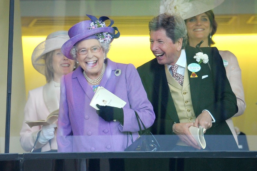 在她的馬 Estimate 贏得 2013 年金杯賽後，英國女王伊麗莎白二世和她的賽馬經理約翰·沃倫在一起