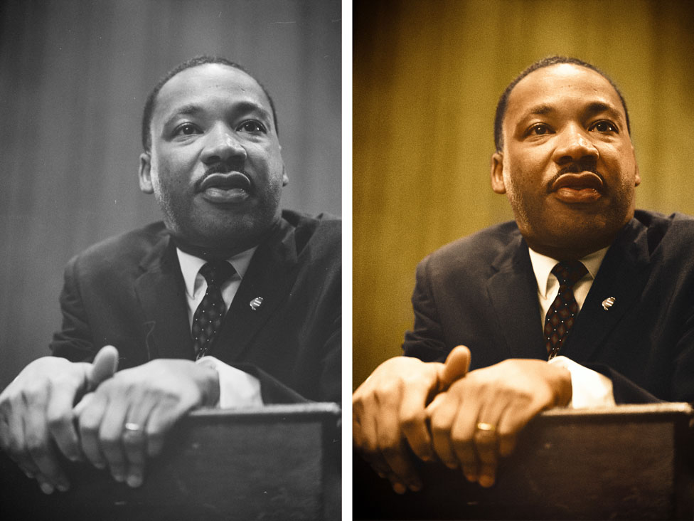 Д-р Мартин Лютер Кинг наклоняется вперед над трибуной