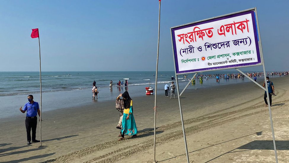 Tanda pemisahan pantai di Cox`s Bazar, Bangladesh.