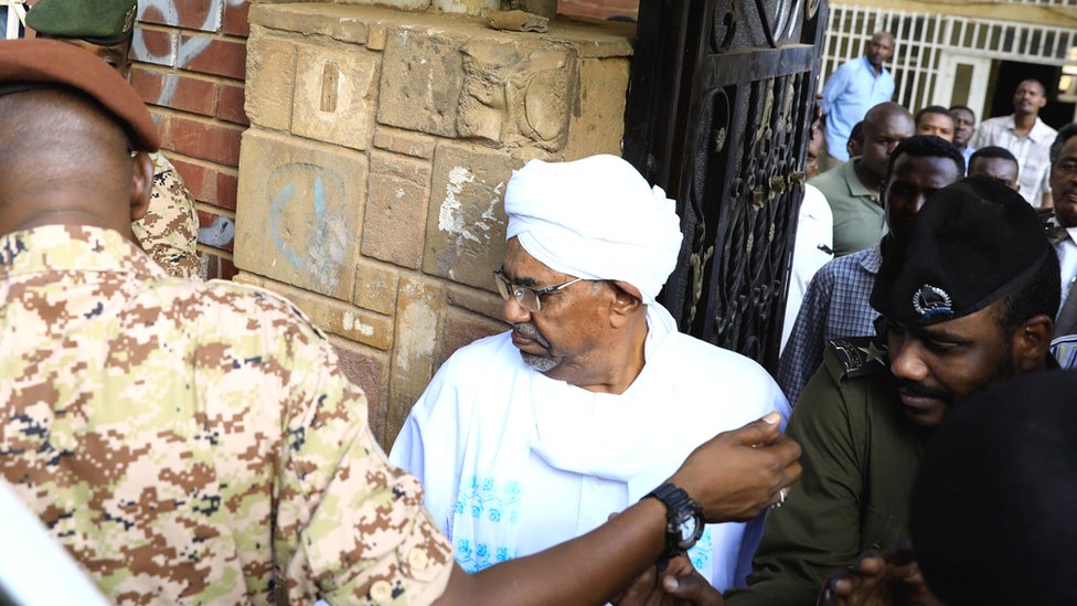 Экс-президент Судана Омар аль-Башир покидает прокуратуру в Хартуме, Судан - воскресенье, 16 июня 2019 года