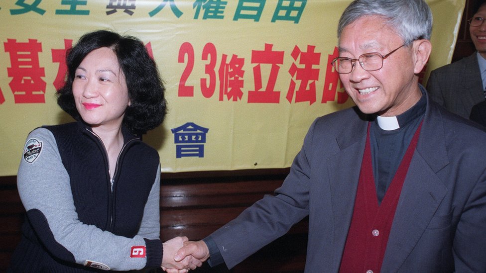 陳日君（右）與葉劉淑儀（左）握手（23/11/2002）
