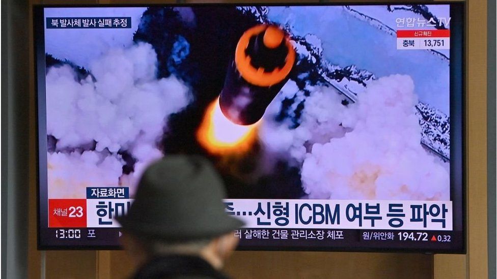 Un hombre mira en la TV el lanzamiento de un misil desde Corea del Norte