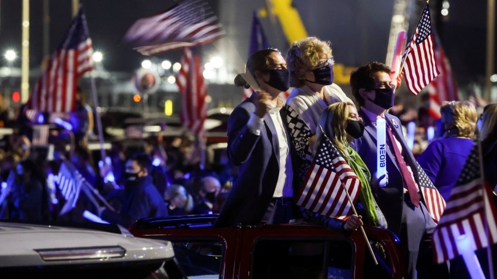 Los partidarios de Joe Biden esperan el discurso en Wilmington, Delaware